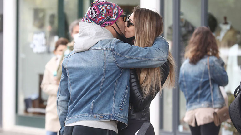 Λάμπρος Χούτος & Ματίνα Ζάρα: Τρυφερά φιλιά και αγκαλιές σε κοινή θέα