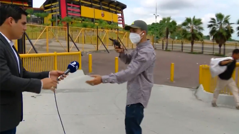 Άνδρας ληστεύει τον καμεραμάν κατά τη διάρκεια του ρεπορτάζ