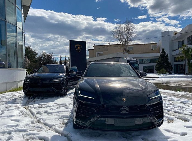 Οι δύο Lamborghini Urus