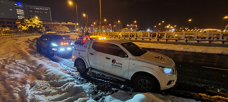 Με τόσο χιόνι που έπεσε τα οχήματα διάσωσης είχαν πολύ δουλειά... 