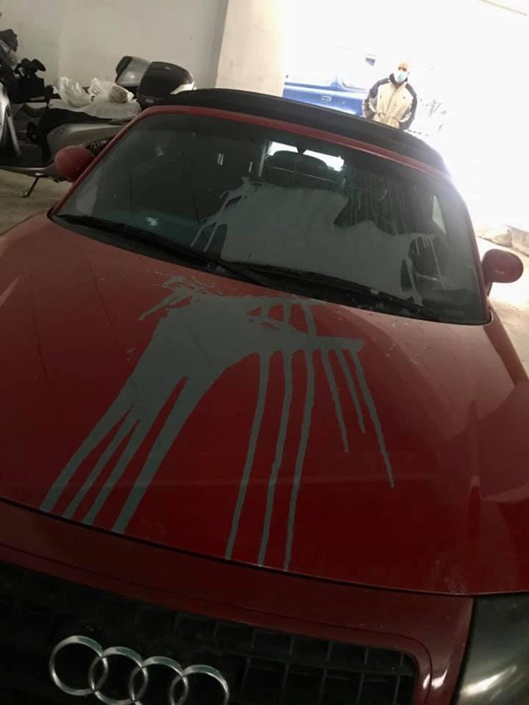 Ο γνωστός... άγνωστος πέταξε μπογιές παντού