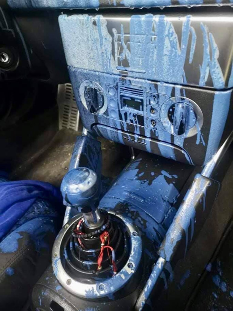 Ο άνθρωπος που απειλεί τη ζωή της Όλγας Μέρμηγκα πέταξε μπογιά στο εσωτερικό του αυτοκινήτου