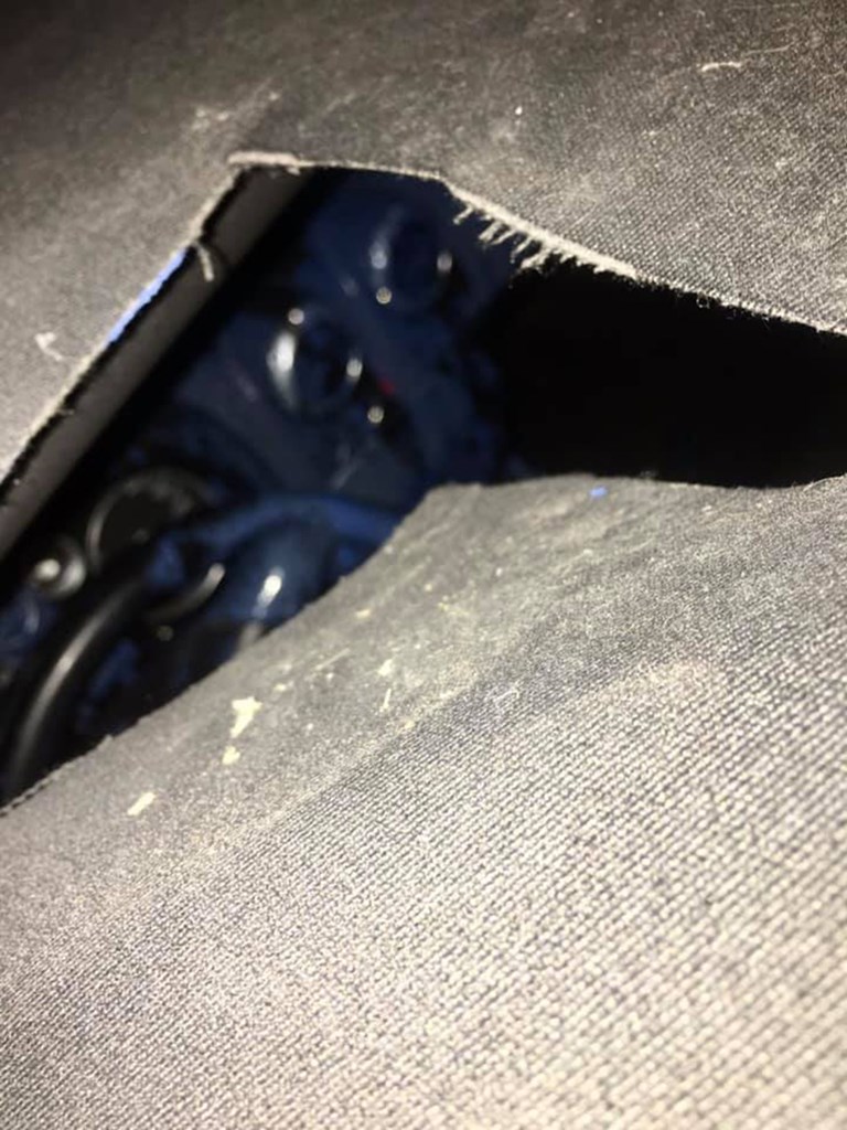 Σκισμένη και η οροφή του σπορ αυτοκινήτου