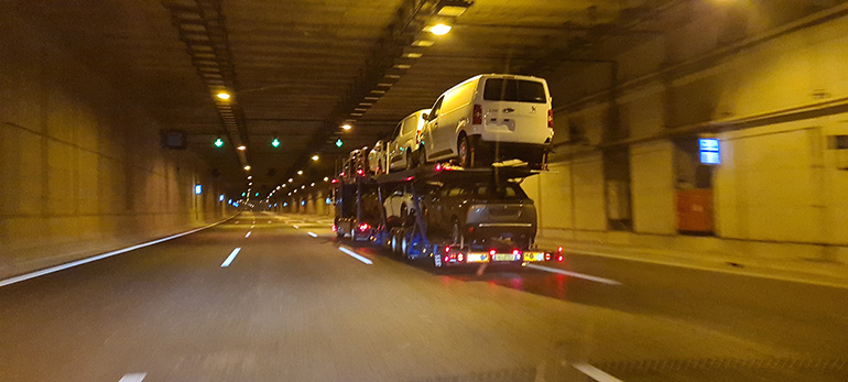 Οι νταλίκες πάνε και έρχονται σε λιμάνι, logistics και αντιπροσωπείες...