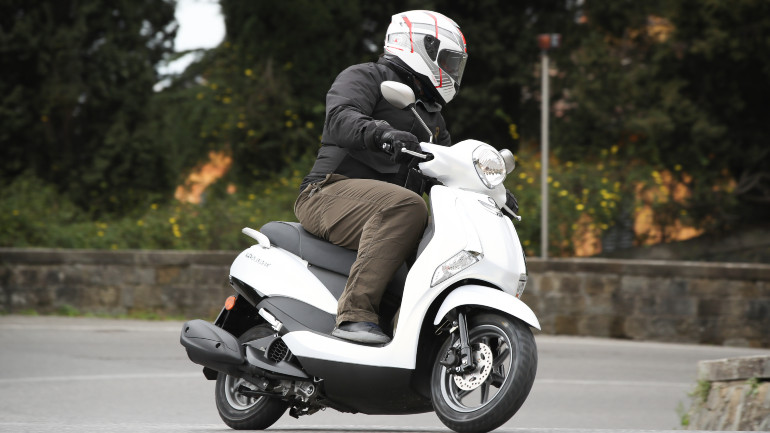 Ανηφορίζοντας στην Piazzale Michelangelo με το D'elight 125