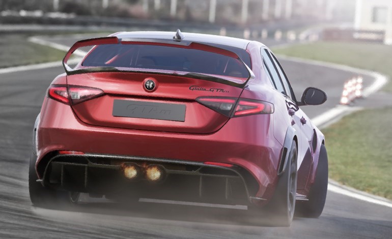 Εξατμίσεις της Akrapovic και σταθερή πίσω πτέρυγα αγωνιστικού τύπου.