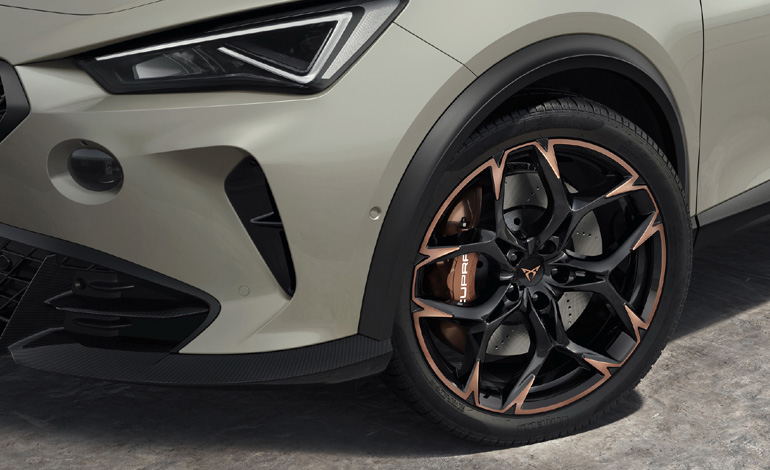 Ενισχυμένα φρένα και ειδικού σχεδιασμού ζάντες 20 ιντσών.