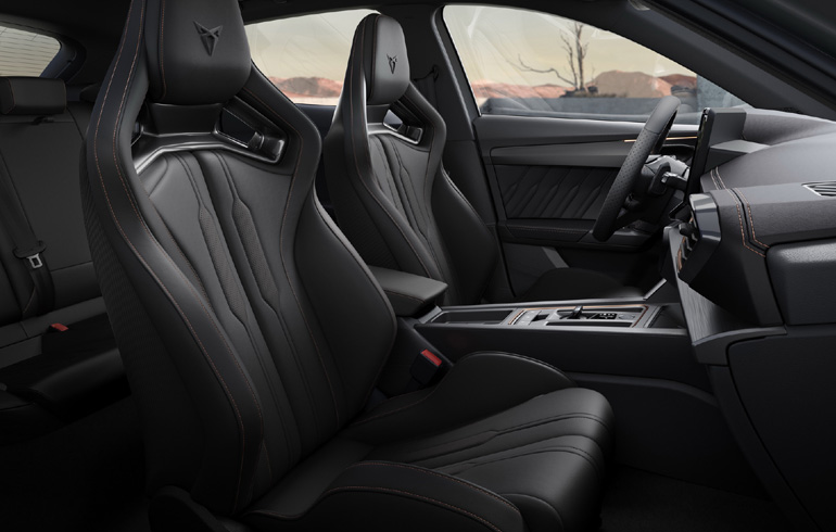 Τα καθίσματα κλέβουν την παράσταση στην καμπίνα.