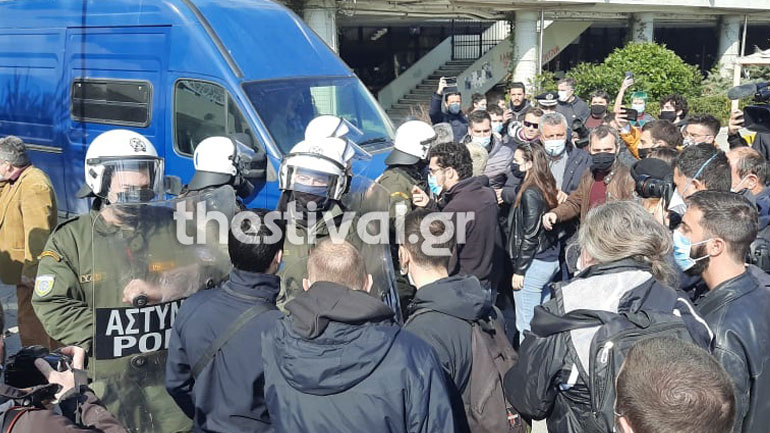 Ένταση και χημικά έξω από την Πρυτανεία του ΑΠΘ – Προσαγωγές 30 ατόμων