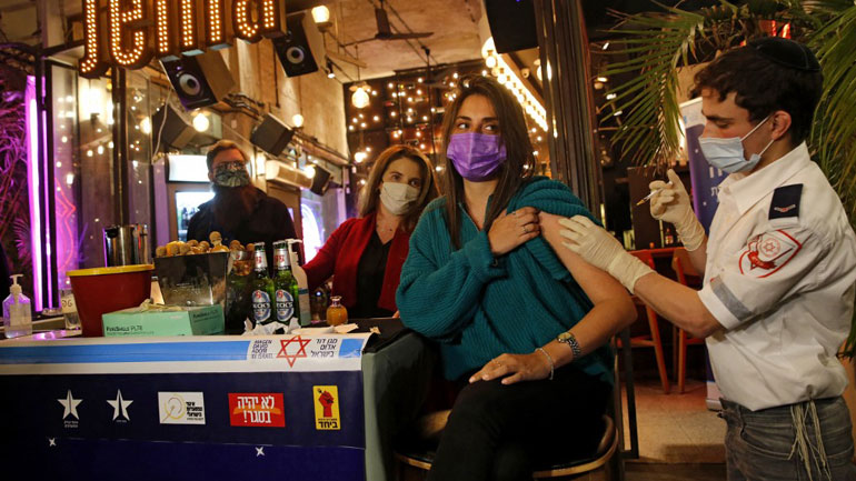 Το εμβολιασμένο Τελ Αβίβ προσφέρει μια ματιά στο μπερδεμένο μέλλον της εξόδου από την πανδημία