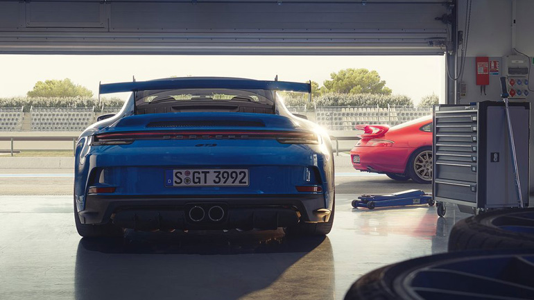 Τεράστια πίσω πτέρυγα και διπλές απολήξεις της εξάτμισης, τοποθετημένες στο κέντρο του διαχύτη.