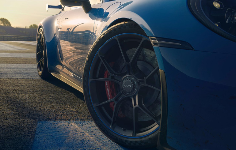 Μονομπούλονες ζάντες ελαφρού κραμάτος και ενισχυμένα φρένα.