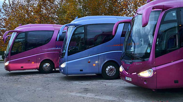 Μειώνονται τα τέλη κυκλοφορίας για τα τουριστικά λεωφορεία