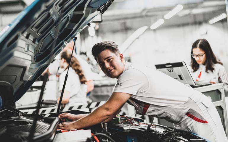 Στην Audi απασχολούνται εκατοντάδες χιλιάδες άνθρωποι