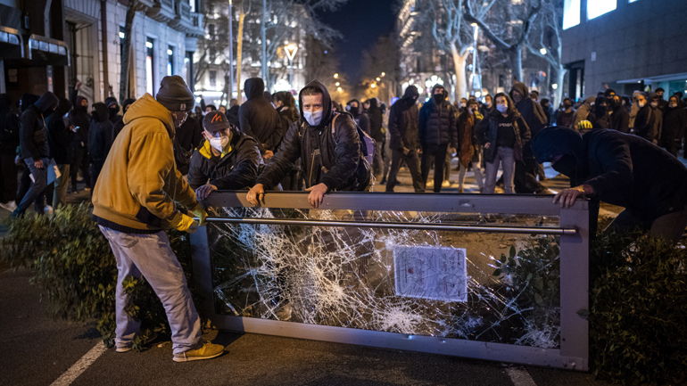 Ισπανία:  Έβδομη νύχτα ταραχών στη Βαρκελώνη για τη φυλάκιση ράπερ