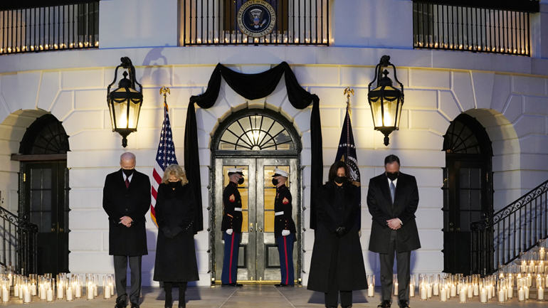 ΗΠΑ: Ενός λεπτού σιγή για τους 500.000 νεκρούς της πανδημίας