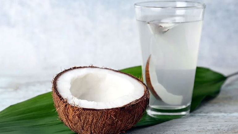 Γιατί πρέπει να εντάξετε το νερό καρύδας στη διατροφή σας