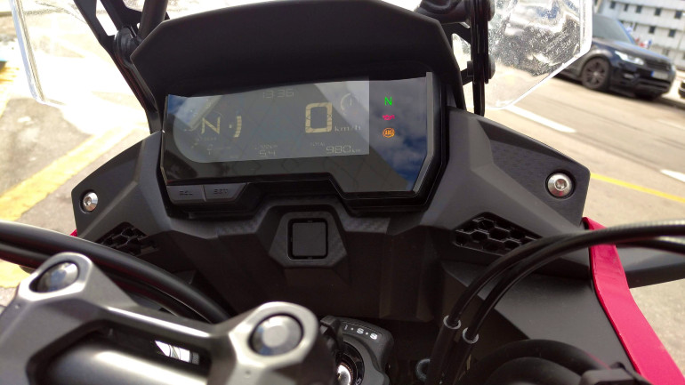 Οθόνη με μαύρο φόντο με όλες τις απαραίτητες πληροφορίες.