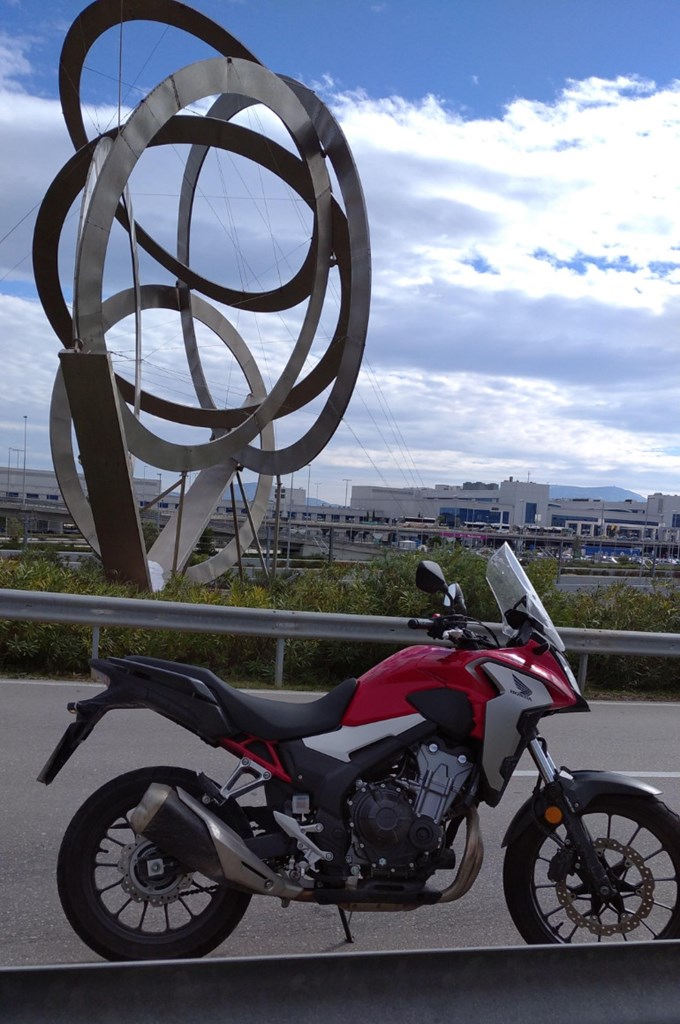 Περίπλοκο σχέδιο του καλλιτέχνη. Το ακριβώς αντίθετο είναι το CB500X, απλό και φιλικό!