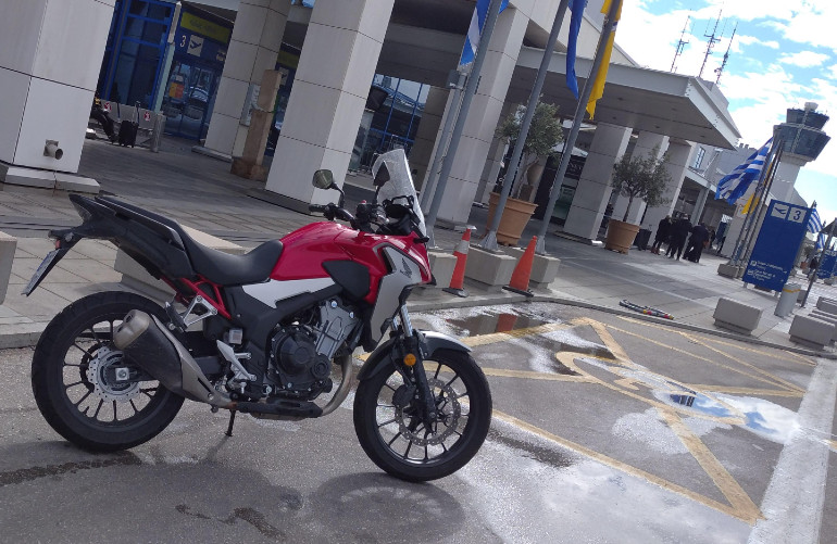 Με φόντο τον πύργο ελέγχου του Ελευθέριος Βενιζέλος.