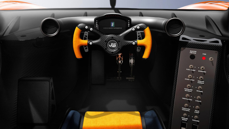 Εσωτερικό αγωνιστικού τύπου με μόνο μία θέση στο κέντρο.