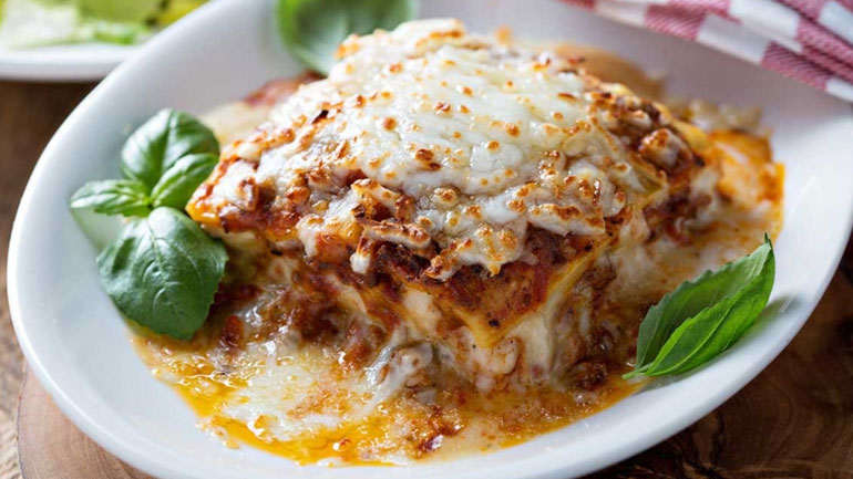 Ζυμαρικά στο φούρνο με μοτσαρέλα και μπεσαμέλ