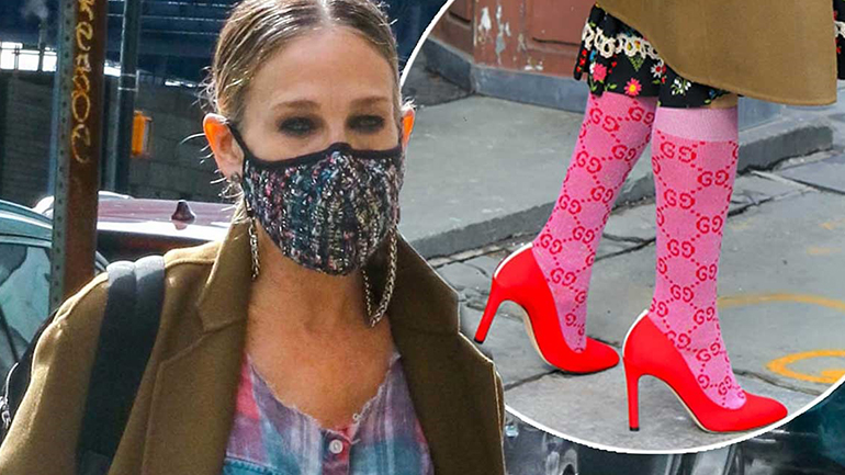 Γόβες με κάλτσες: Το νέο τολμηρό street style look της Sarah Jessica Parker