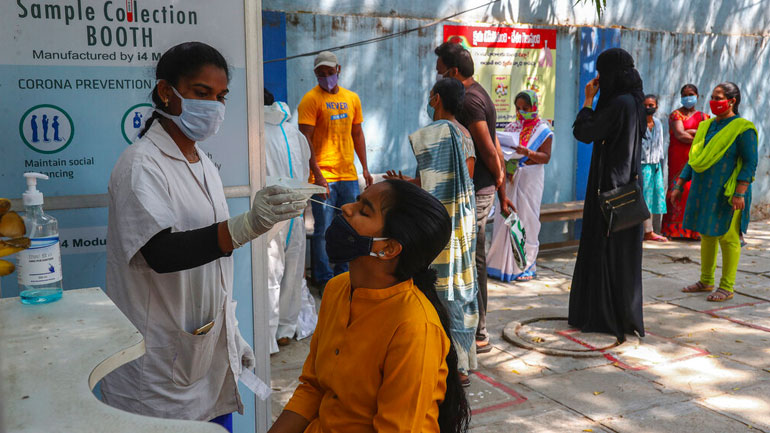 Ινδία: Χιλιάδες τα κρούσματα και δεκάδες θάνατοι μέσα σε 24 ώρες