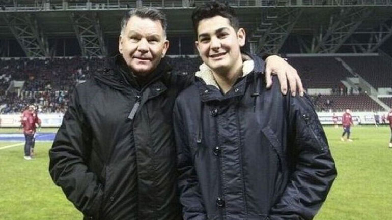 O νεαρός Κούγιας με προκλητικές αναρτήσεις στα ίχνη του πατρός του O νεαρός Κούγιας με προκλητικές αναρτήσεις στα ίχνη του πατρός του