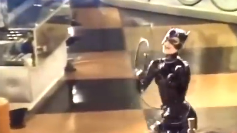 Η Michelle Pfeiffer με το μαστίγιο της Catwoman