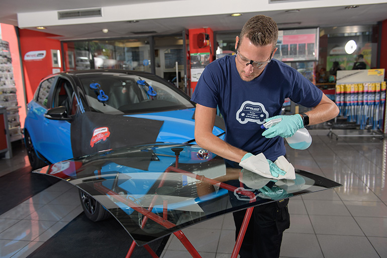 Η αλλαγή των κρυστάλλων σε ένα αυτοκίνητο απαιτεί εργασία από ειδικευμένο προσωπικό.