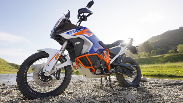 Ο Chris Birch βάζει δύσκολα στο KTM Super Adventure R