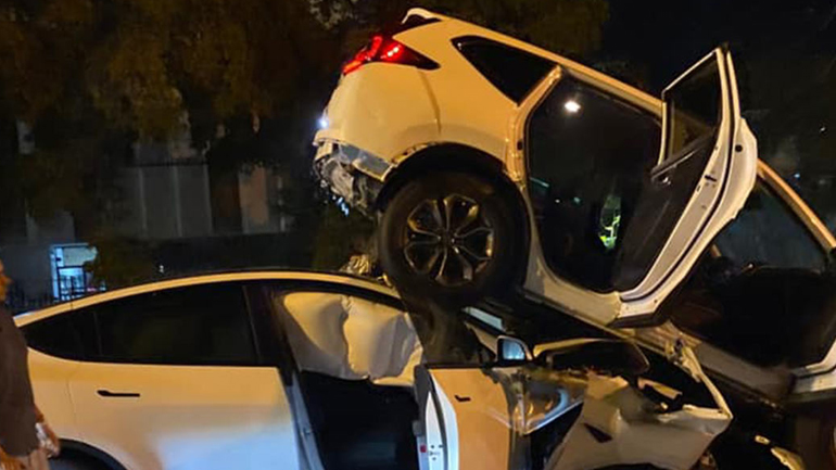 Tesla σήκωσε στον αέρα ένα SUV! Tesla σήκωσε στον αέρα ένα SUV!