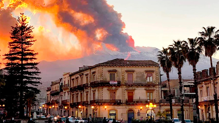Η Αίτνα βρυχάται και ο ουρανός της Σικελίας γίνεται κόκκινος