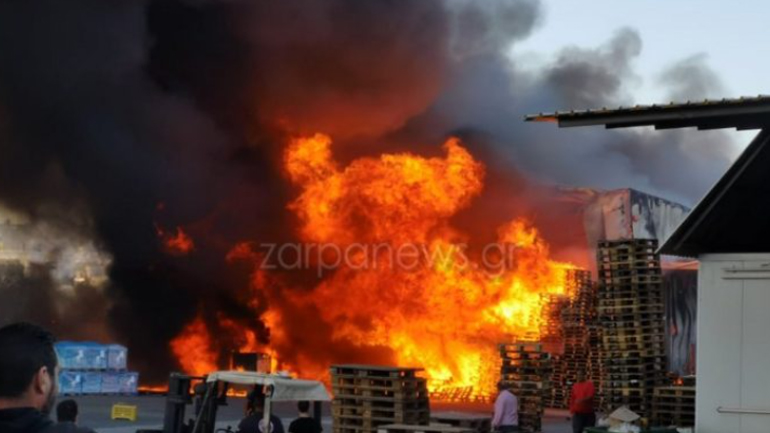 Συναγερμός για μεγάλη φωτιά σε μεταφορική εταιρεία στα Χανιά