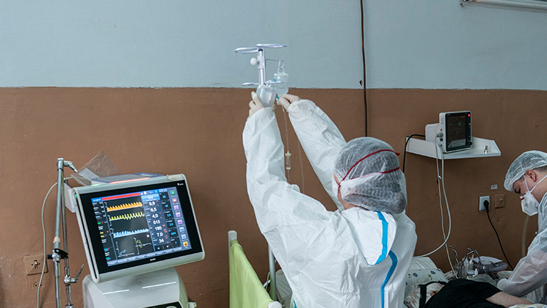 Σλοβακία: Ρουμάνοι γιατροί έφτασαν στην Μπρατισλάβα για να βοηθήσουν τους συναδέλφους τους στις ΜΕΘ