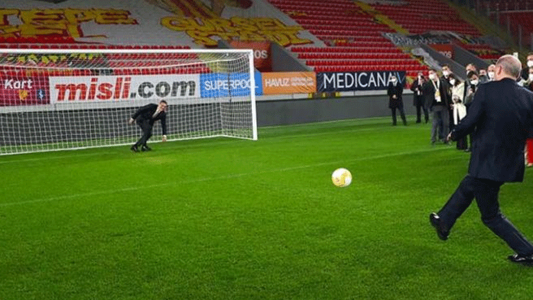 Ο Ερντογάν εκτέλεσε πέναλτι με τερματοφύλακα βουλευτή του, που… απέφυγε να αποκρούσει την μπάλα!