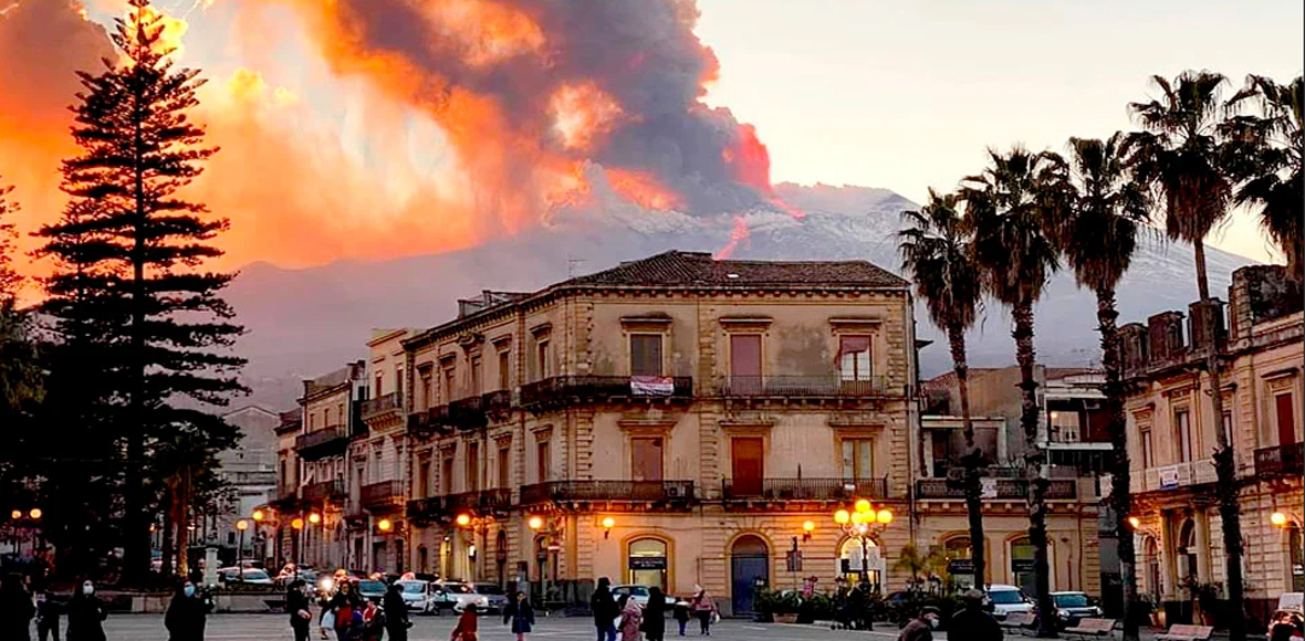 Η Αίτνα βρυχάται