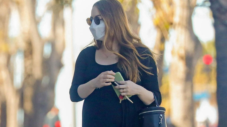 Emma Stone: Βόλτα στο Λος Άντζελες με μαύρο φόρεμα σε προχωρημένη εγκυμοσύνη