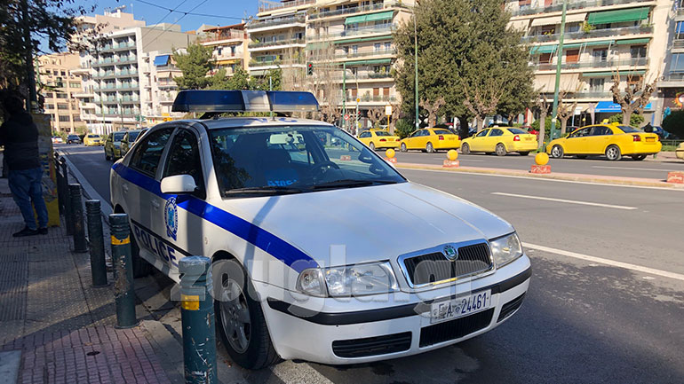 Περιπολικό έξω από την Ευελπίδων παρκάρει σε ράμπα αναπήρων