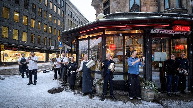 Σουηδία: Πρόταση να κλείνουν τα εστιατόρια στις 20:30 και να μειωθεί ο αριθμός των πελατών στα καταστήματα