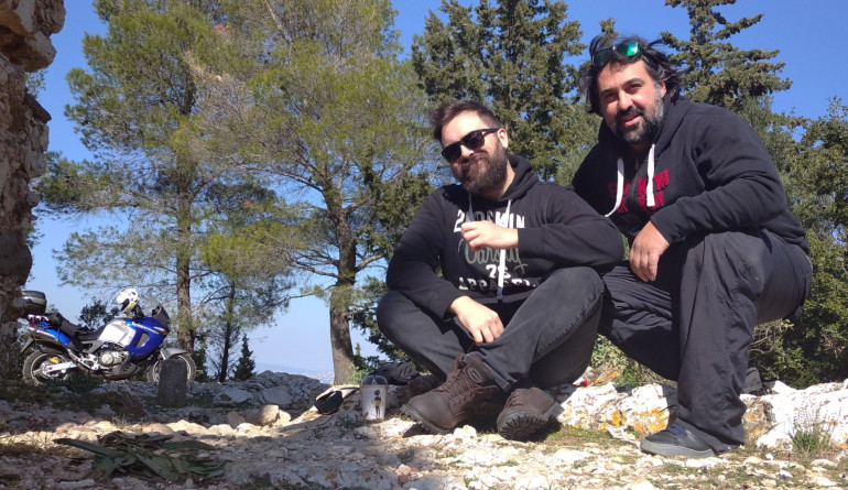 Παρέα με τον Τάσο στο βουνό με φόντο τη μοτοσικλέτα του