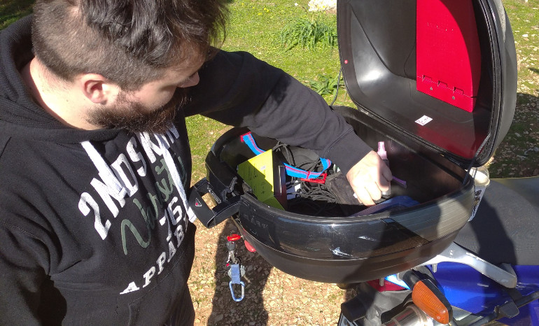 Το top case του περιλαμβάνει τα πάντα... για ώρα ανάγκης όπως λέει ο ίδιος!