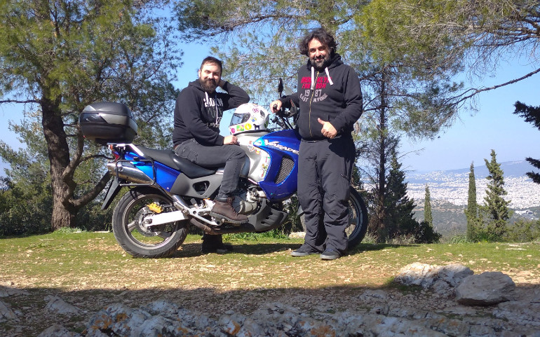 Πανέμορφη μέρα, καλή παρέα και κουβέντα για μοτοσικλέτες... τι άλλο να ζητήσει κανείς;