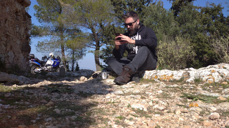 Στημένη φωτογραφία καθώς δεν είχε σήμα για internet στο συγκεκριμένο σημείο! Ωραία όμως...