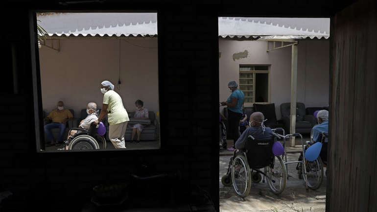 Covid-19: Πλησιάζουν τους 250.000 οι νεκροί στη Βραζιλία