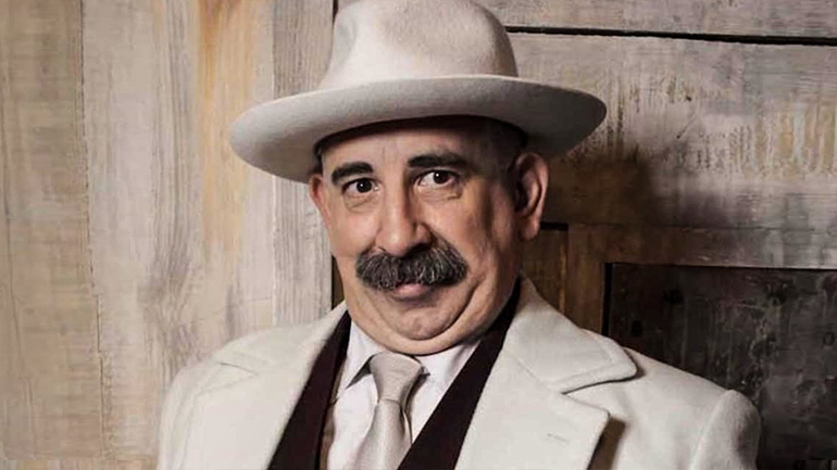 Τον έσπασε στο ξύλο πάνω στο σανίδι Τον έσπασε στο ξύλο πάνω στο σανίδι