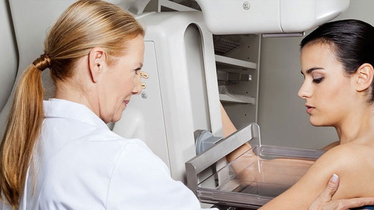 «Τα εμβόλια Covid-19 μπορεί να επηρεάσουν πρόσκαιρα τις μαστογραφίες»