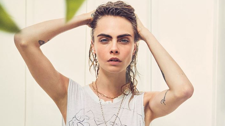Η Cara Delevingne άλλαξε το χρώμα των μαλλιών της και έκανε το πιο δημοφιλές κούρεμα της σεζόν