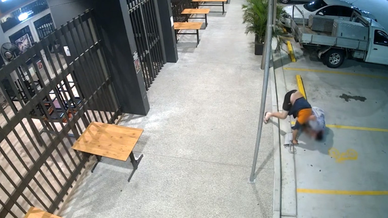 Γιαγιά επιτίθεται σε κλέφτη